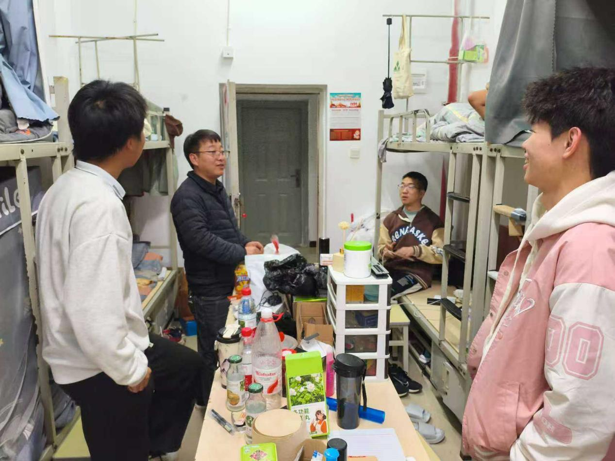 “宿”说关怀  温暖入“寝” --畜牧兽医学院辅导员深入走访宿舍